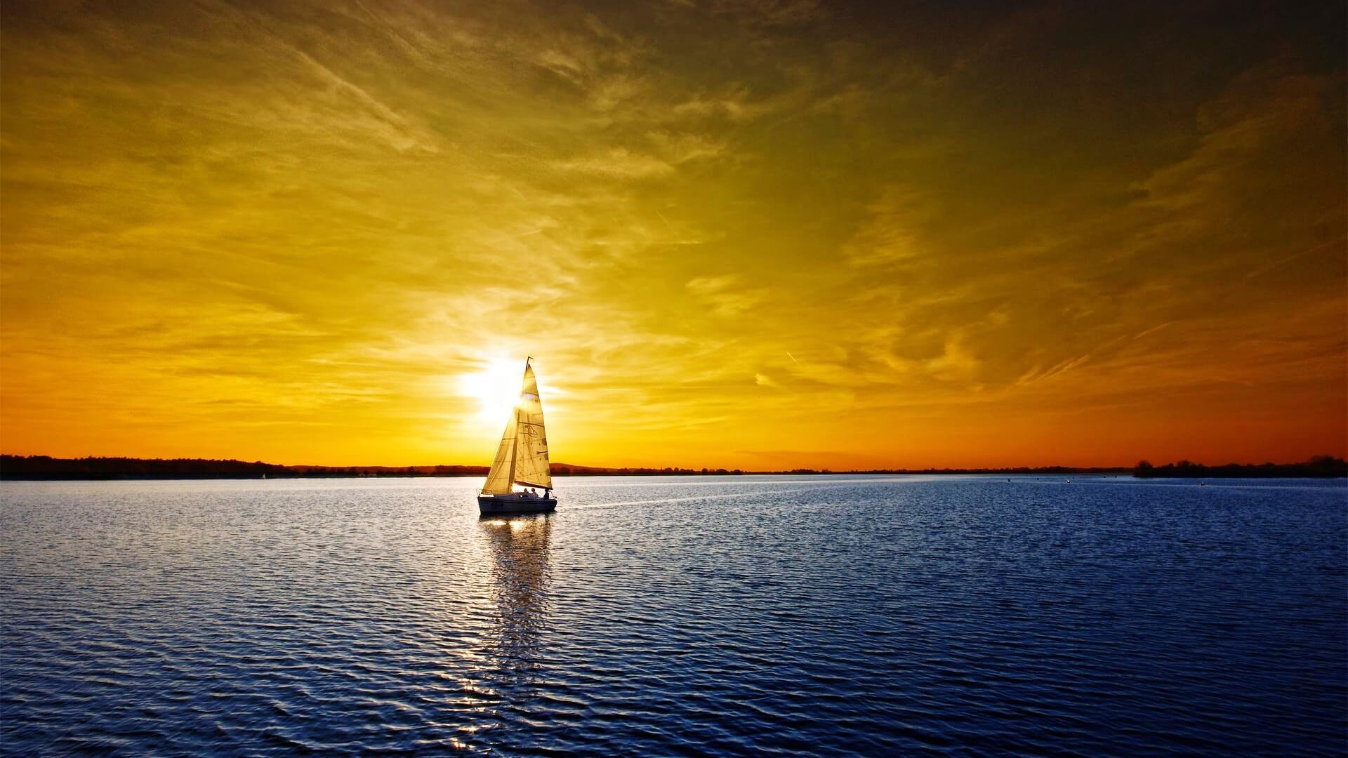 Кораблик на фоне солнца